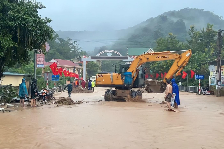 Chính quyền huyện Kỳ Sơn huy động tối đa lực lượng và phương tiện cùng người dân khẩn trương khắc phục hậu quả mưa lũ. Chính quyền huyện Kỳ Sơn huy động tối đa lực lượng và phương tiện cùng người dân khẩn trương khắc phục hậu quả mưa lũ.