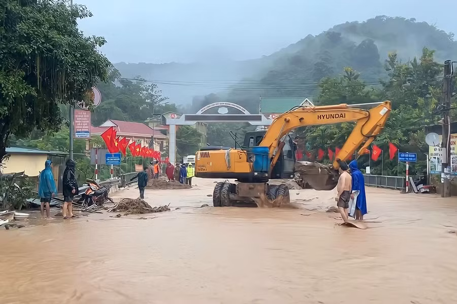 Chính quyền huyện Kỳ Sơn huy động tối đa lực lượng và phương tiện cùng người dân khẩn trương khắc phục hậu quả mưa lũ.