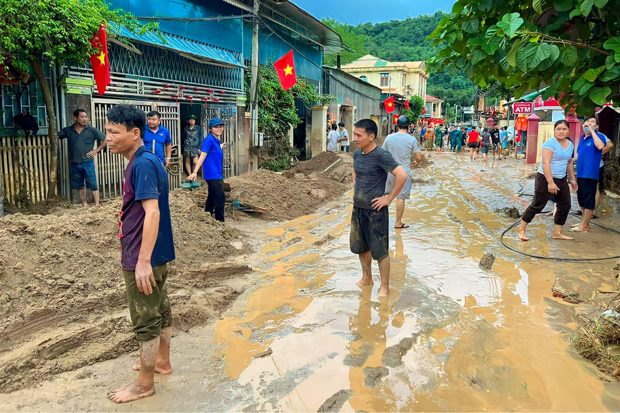 Thị trấn Mường Xén ngổn ngang bùn đất sau cơn lũ dữ. Thị trấn Mường Xén ngổn ngang bùn đất sau cơn lũ dữ.