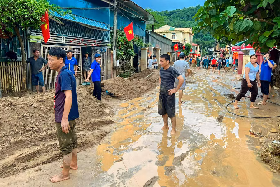 Thị trấn Mường Xén ngổn ngang bùn đất sau cơn lũ dữ.