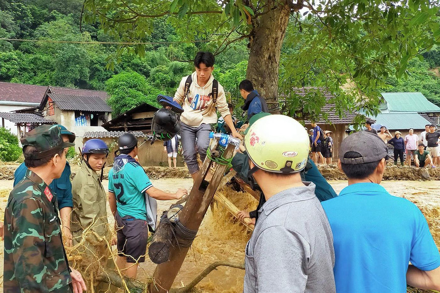 Cũng trong ngày hôm nay, giáo viên và lực lượng chức năng đón gần 60 em học sinh đang bị mắc kẹt ở bản Sơn Hà về Trường THPT Kỳ Sơn để ăn ở, sớm đi học trở lại. Cũng trong ngày hôm nay, giáo viên và lực lượng chức năng đón gần 60 em học sinh đang bị mắc kẹt ở bản Sơn Hà về Trường THPT Kỳ Sơn để ăn ở, sớm đi học trở lại.