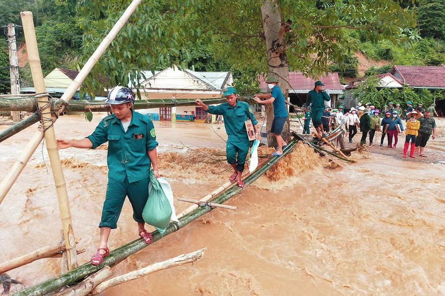 Lực lượng dân quân đưa nhu yếu phẩm như gạo, mỳ tôm vào cứu trợ người dân. Lực lượng dân quân đưa nhu yếu phẩm như gạo, mỳ tôm vào cứu trợ người dân.