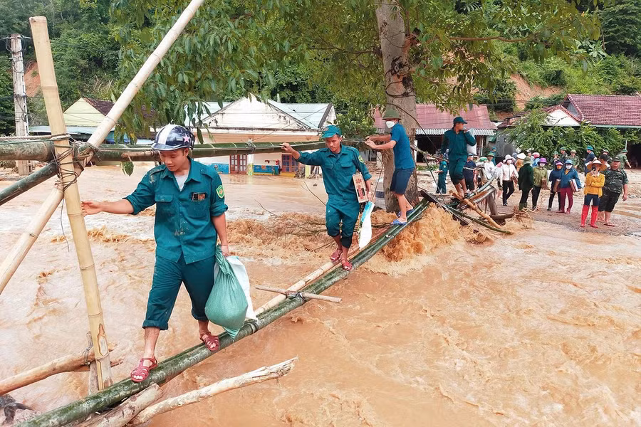 Lực lượng dân quân đưa nhu yếu phẩm như gạo, mỳ tôm vào cứu trợ người dân.