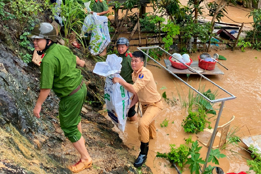 Lực lượng công an tiếp cận các hộ dân bị thiệt hại để hỗ trợ khắc phục hậu quả. Lực lượng công an tiếp cận các hộ dân bị thiệt hại để hỗ trợ khắc phục hậu quả.