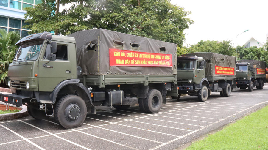 Đoàn xe của lực lượng vũ trang tỉnh Nghệ An lên huyện Kỳ Sơn cứu trợ lũ lụt. Đoàn xe của lực lượng vũ trang tỉnh Nghệ An lên huyện Kỳ Sơn cứu trợ lũ lụt.