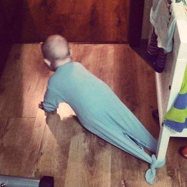 Chơi ngoan cho bố làm việc.