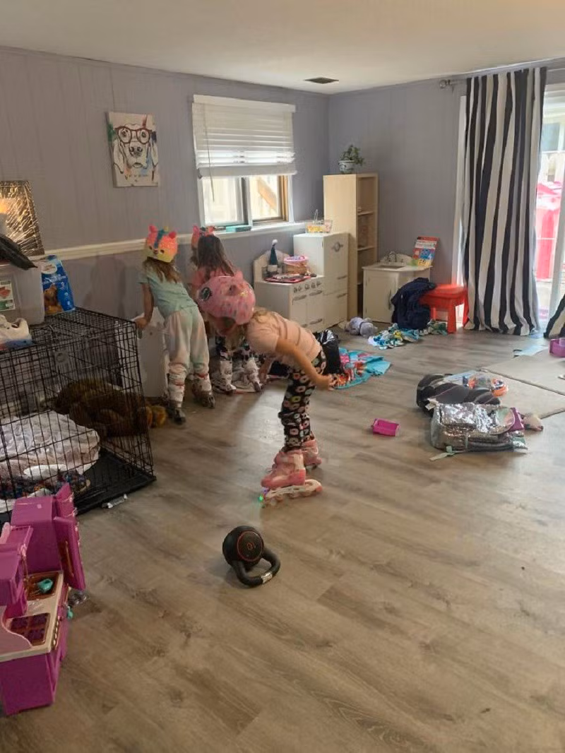 Dù vừa trông con vừa làm việc rất vất vả, nhưng có lẽ đây là giải pháp tốt nhất trong những ngày dịch COVID-19 đang hoành hành.