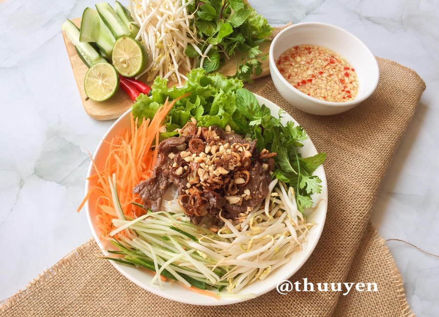 Cách làm bún bò xào Nam Bộ "dễ như ăn kẹo" của cô nàng 9X 