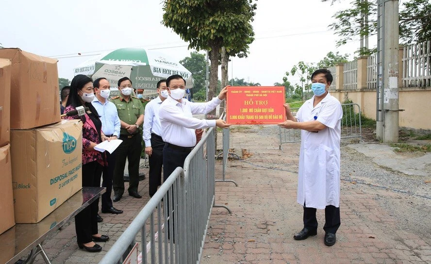 Bí thư Thành ủy Hà Nội Đinh Tiến Dũng thăm và tặng quà Bệnh viên Nhiệt đới Trung ương cơ sở 2.