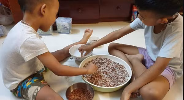 "Cười ra nước mắt" cách bố mẹ trông con mùa dịch Covid-19