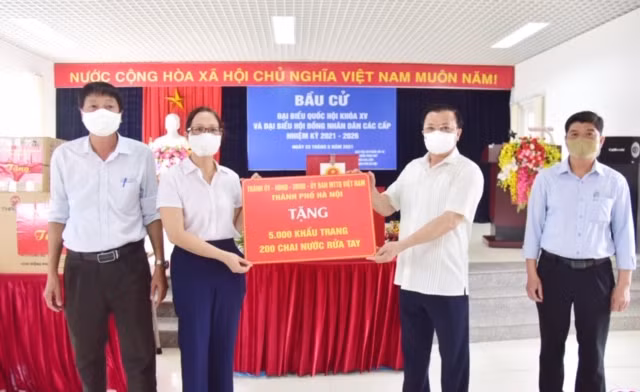 Bí thư Thành ủy Hà Nội Đinh Tiến Dũng kiểm tra công tác chuẩn bị bầu cử và tặng quà các quận/huyện.
