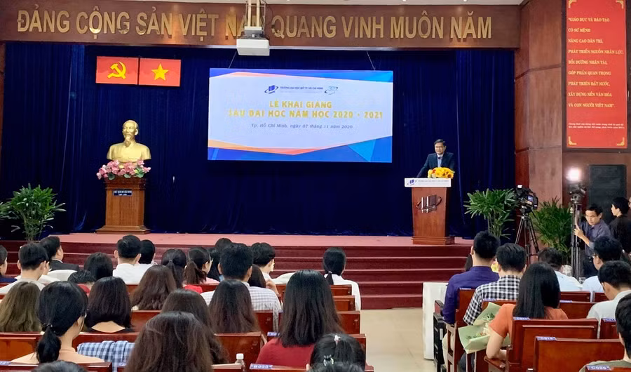 Các học viên cao học 12 chương trình Thạc sĩ tại lễ khai giảng sáng 7/11