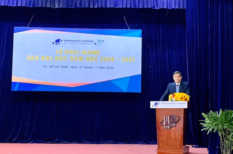 PGS.TS Nguyễn Minh Hà- Hiệu trưởng Trường ĐH Mở TP.HCM phát biểu tại lễ khai giảng