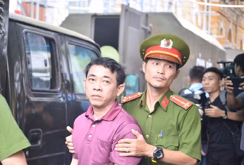 Bị cáo Nguyễn Minh Hùng, nguyên Tổng giám đốc VN Pharma, chủ mưu vụ bán thuốc ung thư giả gây phẫn nộ dư luận tại tòa ngày 24/9.