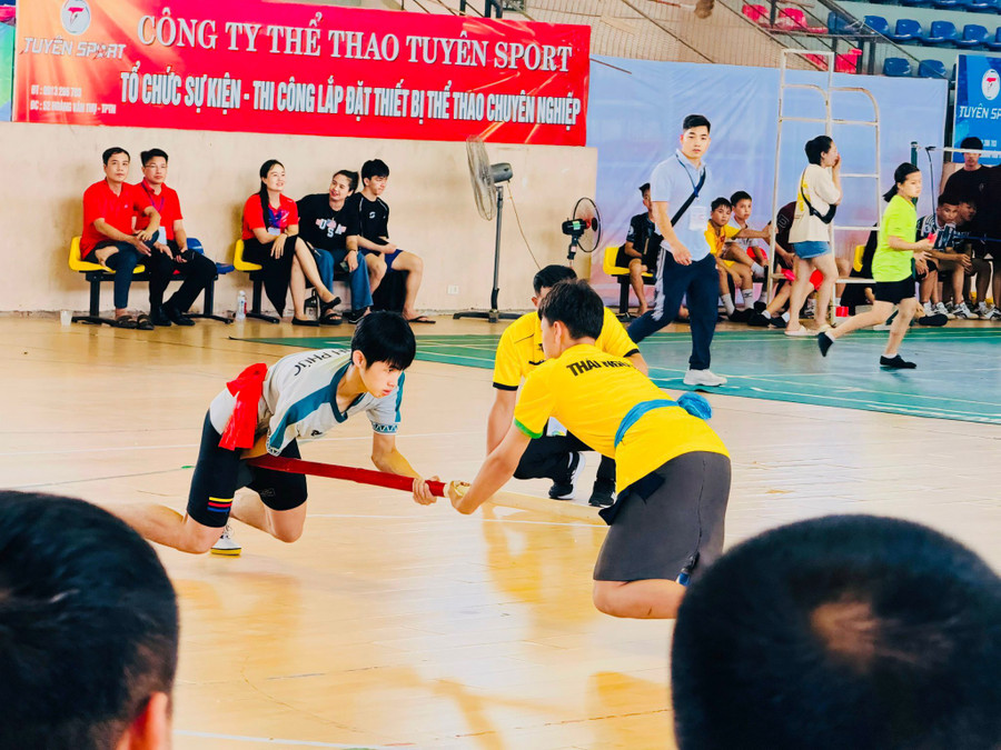 Các VĐV thi đấu bộ môn Đẩy gậy.