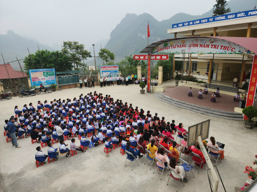 Nhờ được đầu tư cơ sở vật chất nên các em có điều kiện học tập tốt hơn.