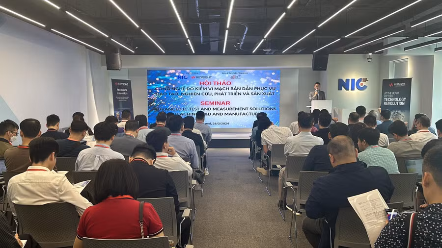 Giảng viên Khoa Điện tử, trường Đại học Kỹ thuật Công nghiệp tham dự và đặc biệt quan tâm và tìm hiểu các thiết bị đo kiểm và công nghệ mới tại Hội thảo Công nghệ đo kiểm vi mạch bán dẫn, để phục vụ cho ngành Công nghệ điện tử, bán dẫn và vi mạch được tuyển sinh năm 2024.