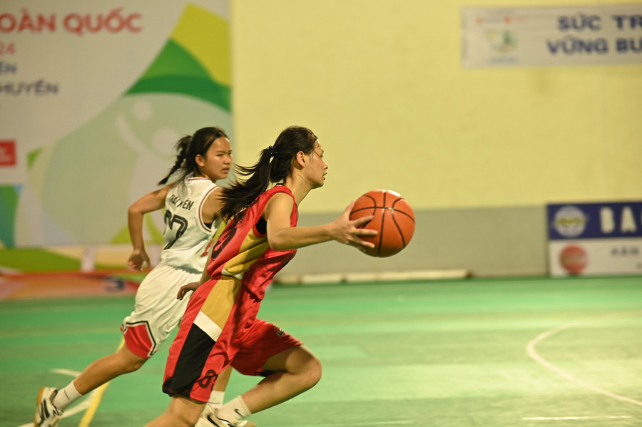 Các VĐV đều thi đấu với tinh thần quyết tâm cao nhất.