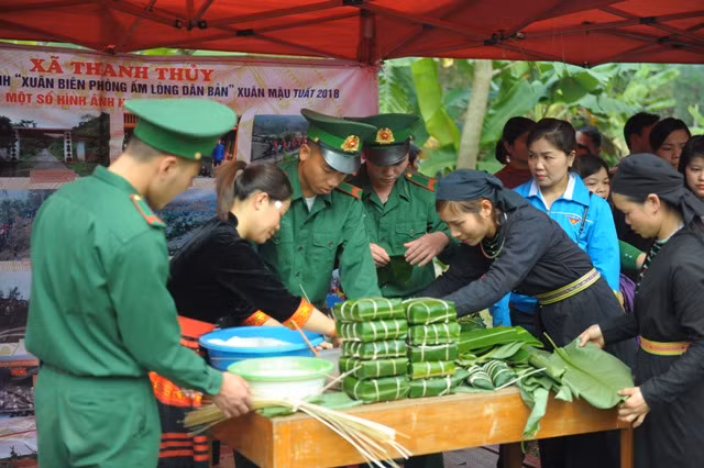 Quân và dân cùng gói bánh trưng tại lễ khai mạc ngày hội Xuân Biên cương ấm lòng dân bản