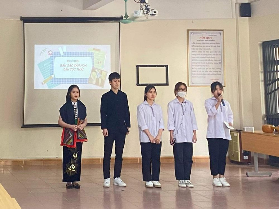 Em Vì Thị Thu Hằng (ngoài cùng bên phải) tự tin thuyết trình trước lớp. Em Vì Thị Thu Hằng (ngoài cùng bên phải) tự tin thuyết trình trước lớp.