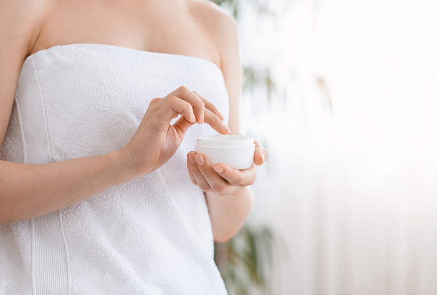 Cách điều trị tốt nhất cho bệnh viêm da dị ứng là điều trị chủ động, bao gồm cả việc sử dụng kem dưỡng ẩm. (Ảnh: ITN)