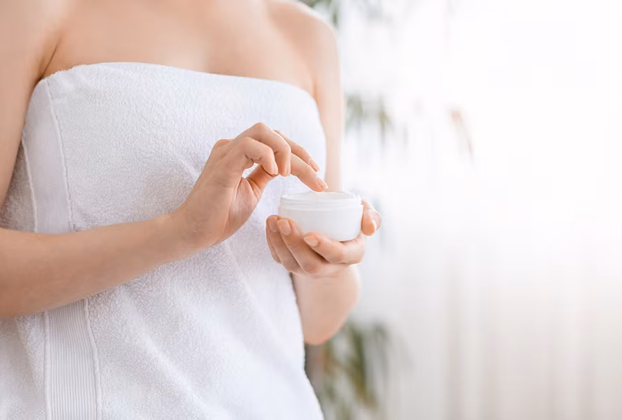 Cách điều trị tốt nhất cho bệnh viêm da dị ứng là điều trị chủ động, bao gồm cả việc sử dụng kem dưỡng ẩm. (Ảnh: ITN)