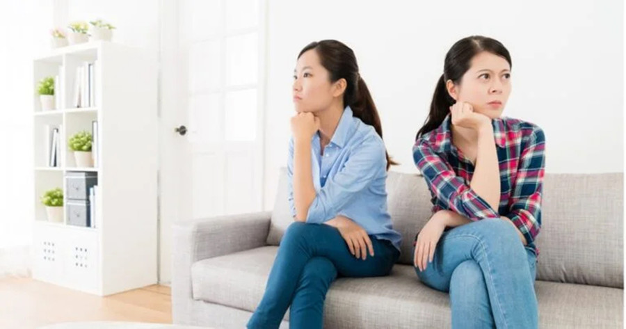 Xử lý những bình luận tọc mạch rất căng thẳng, đặc biệt nếu em chồng đang cố khiêu khích bạn. (Ảnh: ITN). Xử lý những bình luận tọc mạch rất căng thẳng, đặc biệt nếu em chồng đang cố khiêu khích bạn. (Ảnh: ITN).