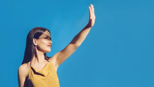 Tránh bị cháy nắng là điều cần thiết để duy trì làn da khỏe mạnh, rạng rỡ. (Ảnh: ITN). Tránh bị cháy nắng là điều cần thiết để duy trì làn da khỏe mạnh, rạng rỡ. (Ảnh: ITN).