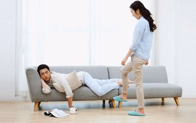 Chiều chồng quá mức, việc gì anh ta muốn bạn cũng làm theo ý họ, hơi một tí là chồng giận dỗi, đàn bà lại là người xuống nước... Điều đó chỉ làm hư chồng.