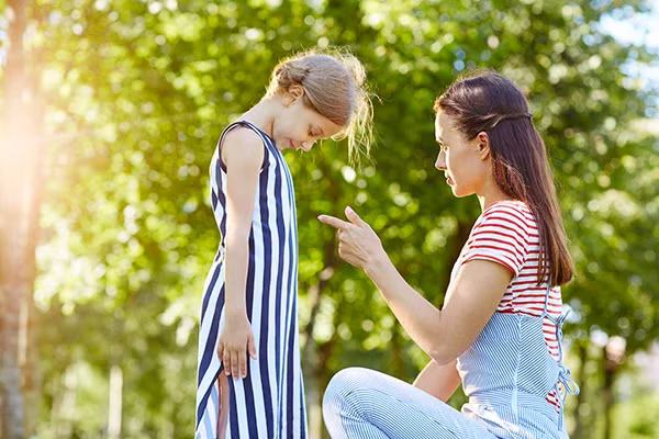 Giới chuyên gia ủng hộ cách nuôi dạy con cái nghiêm khắc. (Ảnh: ITN).