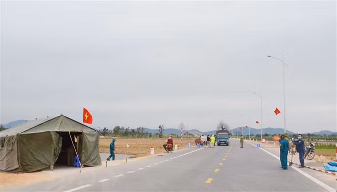 Lực lượng chức năng thực hiện công tác phòng dịch trên địa bàn thị xã Đông Triều.