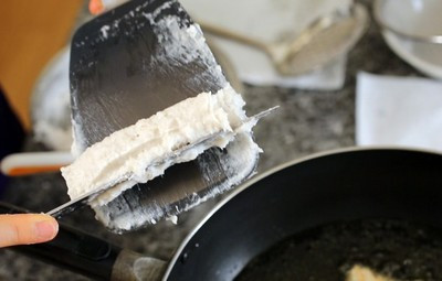 Chuẩn bị một chảo dầu nóng, sau đó bạn quết chả thành dạng thỏi dài.