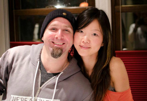 Jeremy, 40 tuổi và Winnie 36 tuổi, đã được nghỉ hưu từ 2 năm trước. Số tiền tích lũy đủ để họ đi du lịch, sống sung túc đến cuối đời, nhờ việc tiết kiệm đến 70% thu nhập suốt thời đi làm.Ảnh:gocurrycracker. vochong1_1443685940.jpg