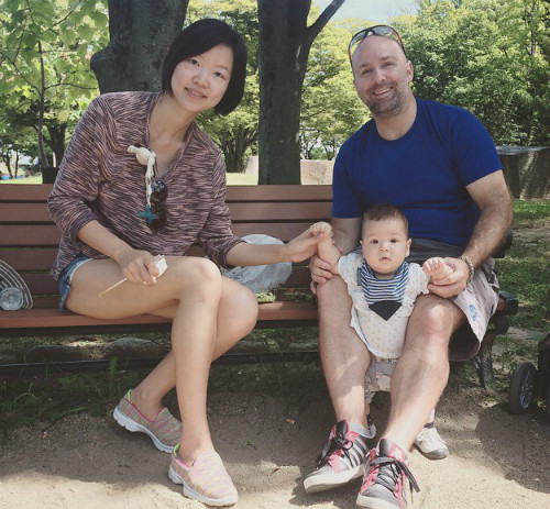 Vợ chồng Jeremy và cậu con trai gần 6 tháng tuổi trên đường du lịch qua các nước, sau khi đã cho phép mình nghỉ hưu từ hơn 2 năm trước. giadinh_1443688830.jpg