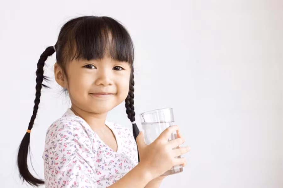 Trẻ em không đổ mồ hôi nhiều như người lớn. Tuy nhiên, các bé vẫn có thể bị mất nước do hoạt động thể chất và thời tiết nóng. (Ảnh: ITN).