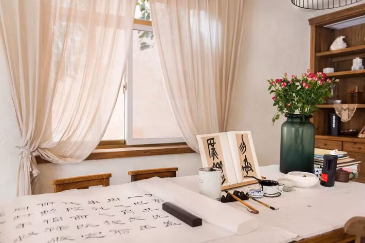 Mẹ đơn thân cùng hai con bỏ phố về quê, tận dụng áo len hỏng cùng gỗ tái chế để cải tạo ngôi nhà cũ thành không gian sống yên bình - Ảnh 13. Mẹ đơn thân cùng hai con bỏ phố về quê, tận dụng áo len hỏng cùng gỗ tái chế để cải tạo ngôi nhà cũ thành không gian sống yên bình - Ảnh 13.