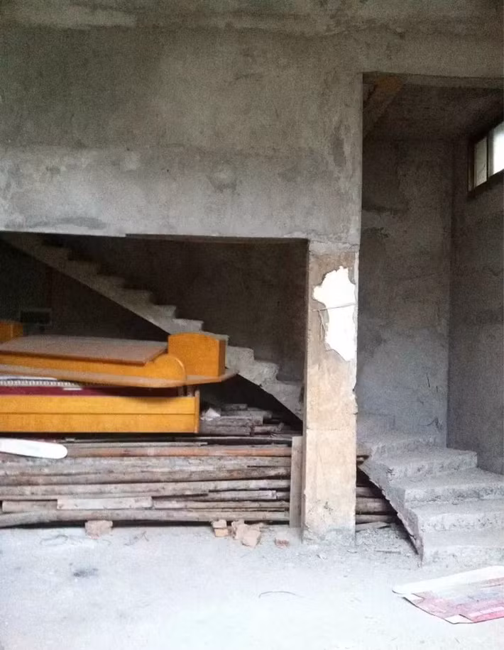 Mẹ đơn thân cùng hai con bỏ phố về quê, tận dụng áo len hỏng cùng gỗ tái chế để cải tạo ngôi nhà cũ thành không gian sống yên bình - Ảnh 3. Mẹ đơn thân cùng hai con bỏ phố về quê, tận dụng áo len hỏng cùng gỗ tái chế để cải tạo ngôi nhà cũ thành không gian sống yên bình - Ảnh 3.