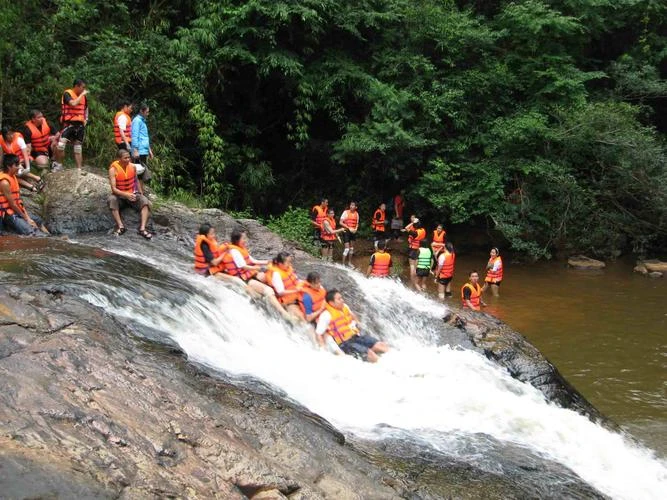 Siết chặt du lịch mạo hiểm: Muộn còn hơn không