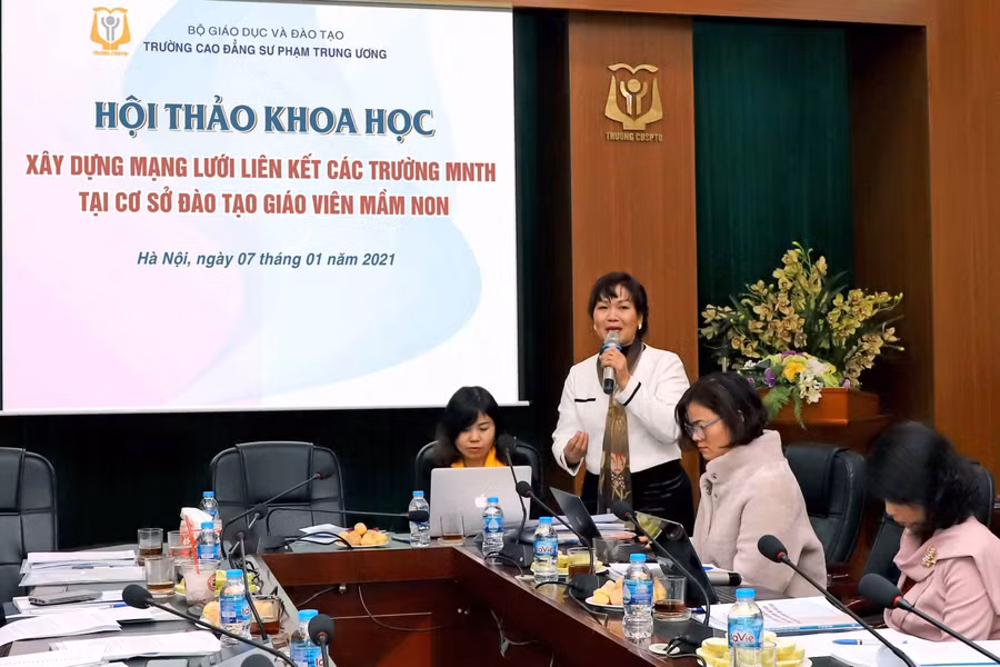 TS. Trịnh Thị Xim - Phó Bí thư Đảng ủy, Phó Hiệu trưởng Nhà trường phát biểu tại Hội thảo