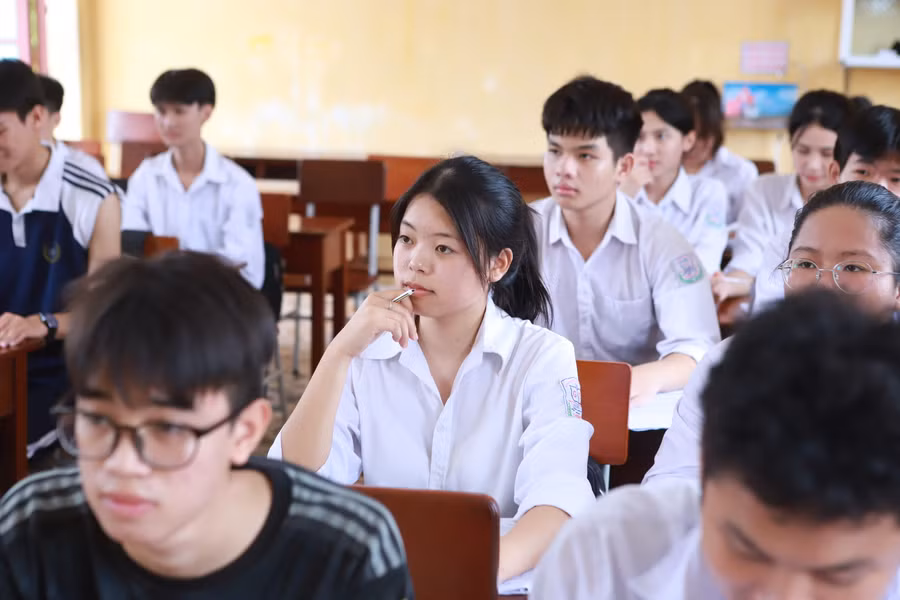 Các thí sinh được thầy cô nhắc nhở thường xuyên về việc thực hiện nghiêm quy chế thi. Ảnh: Đình Tuệ.