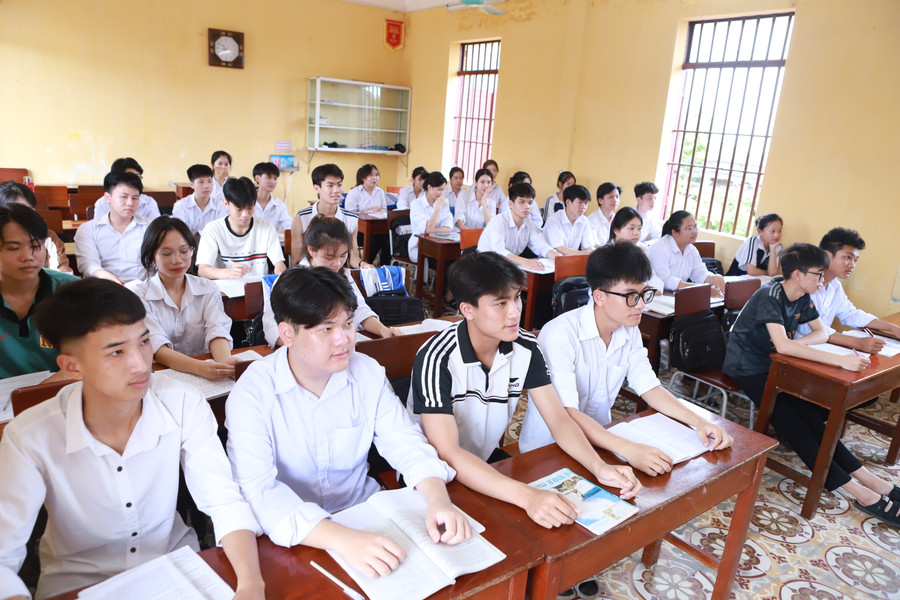 Không khí ôn thi của các em học sinh khối 12 vẫn rất khẩn trương. Ảnh: Đình Tuệ. Không khí ôn thi của các em học sinh khối 12 vẫn rất khẩn trương. Ảnh: Đình Tuệ.