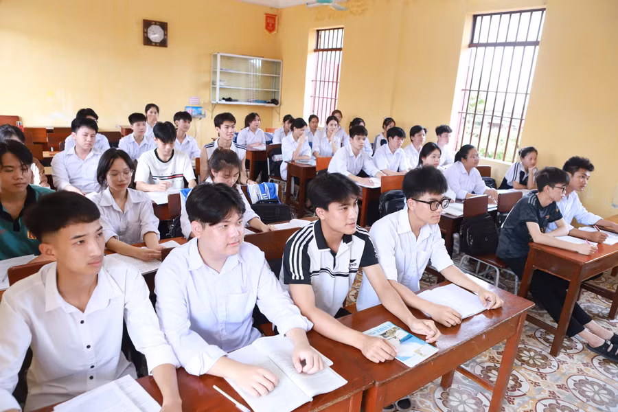 Không khí ôn thi của các em học sinh khối 12 vẫn rất khẩn trương. Ảnh: Đình Tuệ.