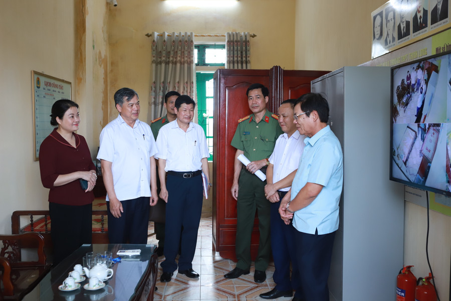 Đoàn kiểm tra công tác đảm bảo an ninh tại Phòng lưu trữ đề thi, bài thi của thí sinh. Ảnh: Đình Tuệ. Đoàn kiểm tra công tác đảm bảo an ninh tại Phòng lưu trữ đề thi, bài thi của thí sinh. Ảnh: Đình Tuệ.