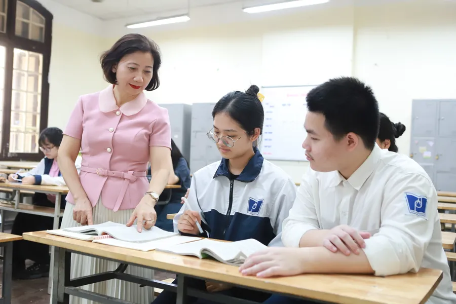 Cô Hồng Hạnh hướng dẫn học sinh ôn tập Ngữ văn cho kỳ thi quan trọng sắp tới. Ảnh: Đình Tuệ.