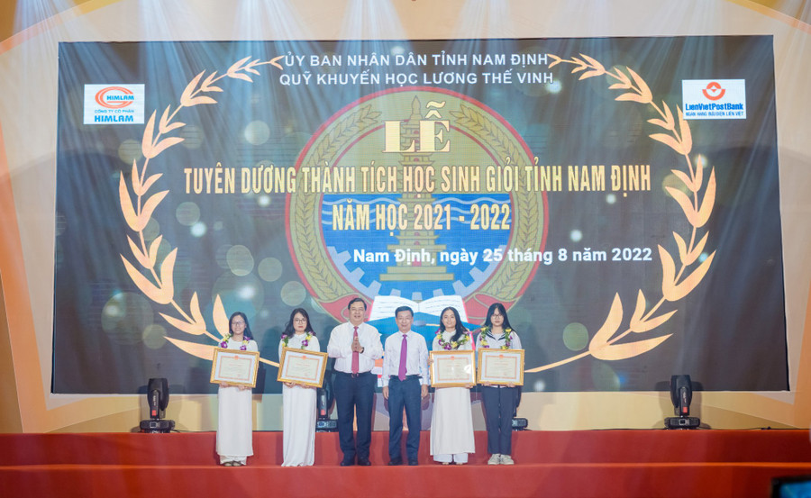 Lễ tuyên dương học sinh giỏi tỉnh là hoạt động thường niên do tỉnh Nam Định tổ chức để tôn vinh những tấm gương học sinh xuất sắc, xứng danh với vị thế của &quot;đất học Thành Nam&quot;.