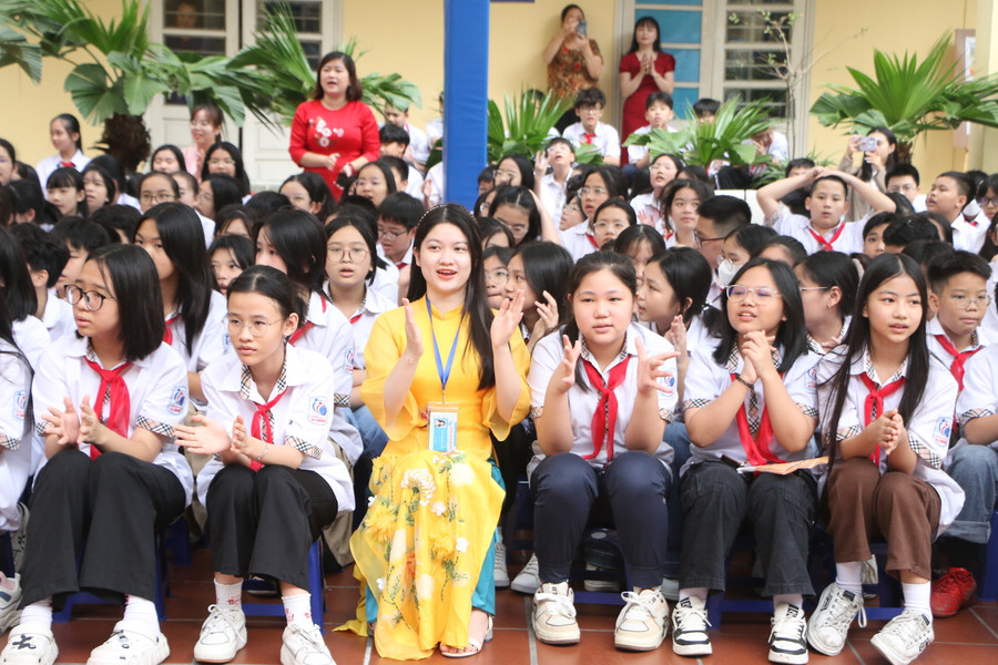 Học sinh và giáo viên hào hứng tham gia chương trình. Học sinh và giáo viên hào hứng tham gia chương trình.