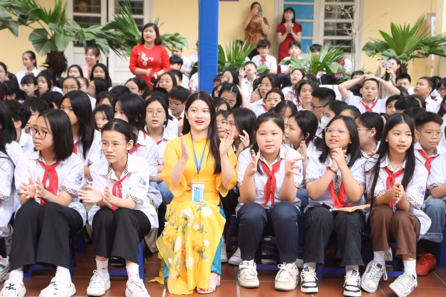 Học sinh và giáo viên hào hứng tham gia chương trình.