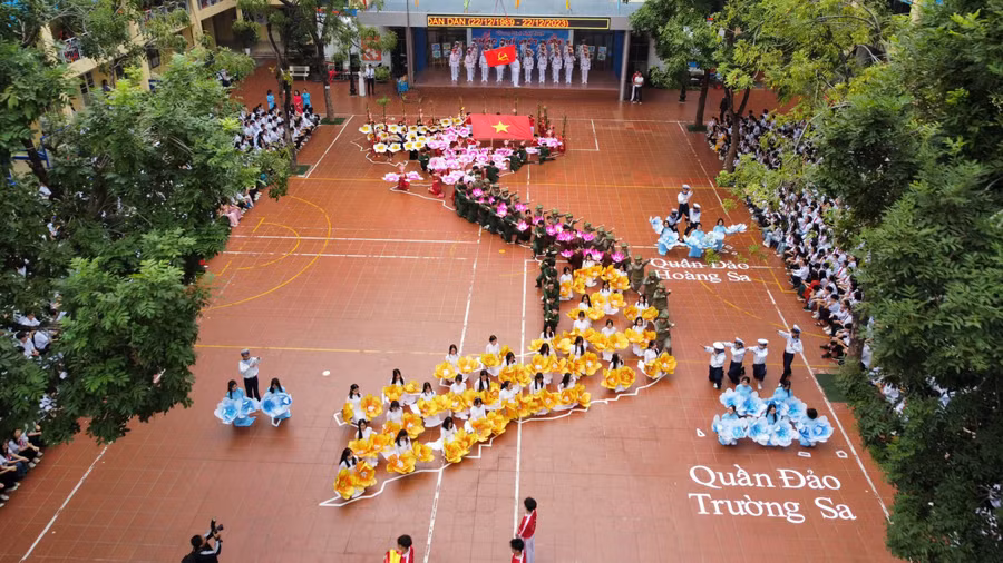 Học sinh xếp đội hình thành hình bản đồ đất nước Việt Nam kèm các quần đảo Hoàng Sa, Trường Sa, Phú Quốc.