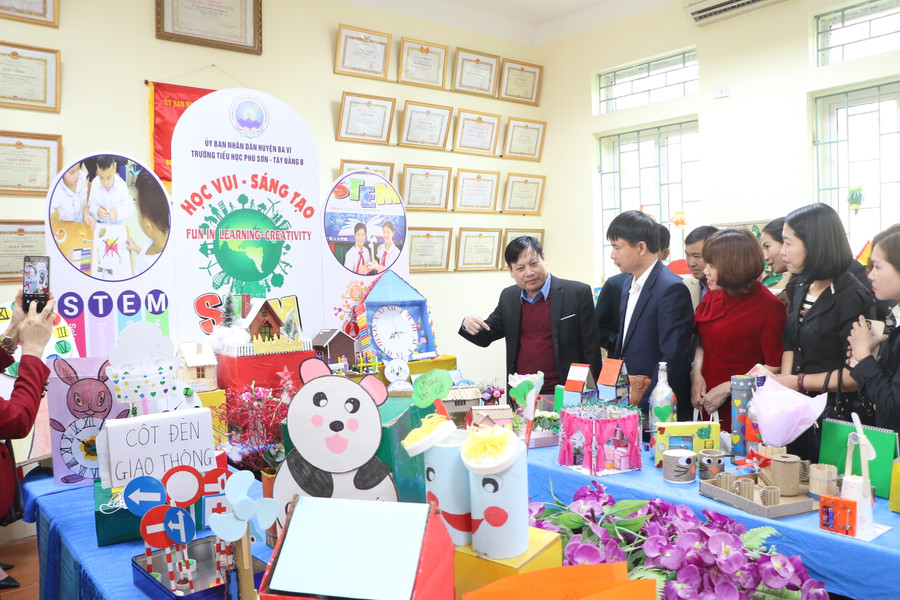 Các đại biểu thăm quan khu trưng bày các sản phẩm STEM của học sinh hai Trường Tiểu học Phú Sơn và Tiểu học Tây Đằng B.