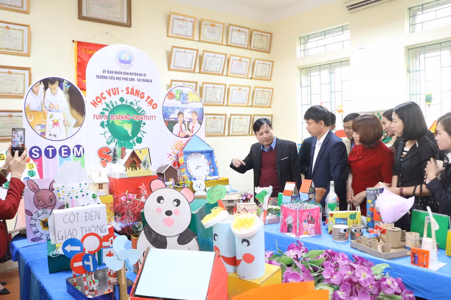 Các đại biểu thăm quan khu trưng bày các sản phẩm STEM của học sinh hai Trường Tiểu học Phú Sơn và Tiểu học Tây Đằng B.